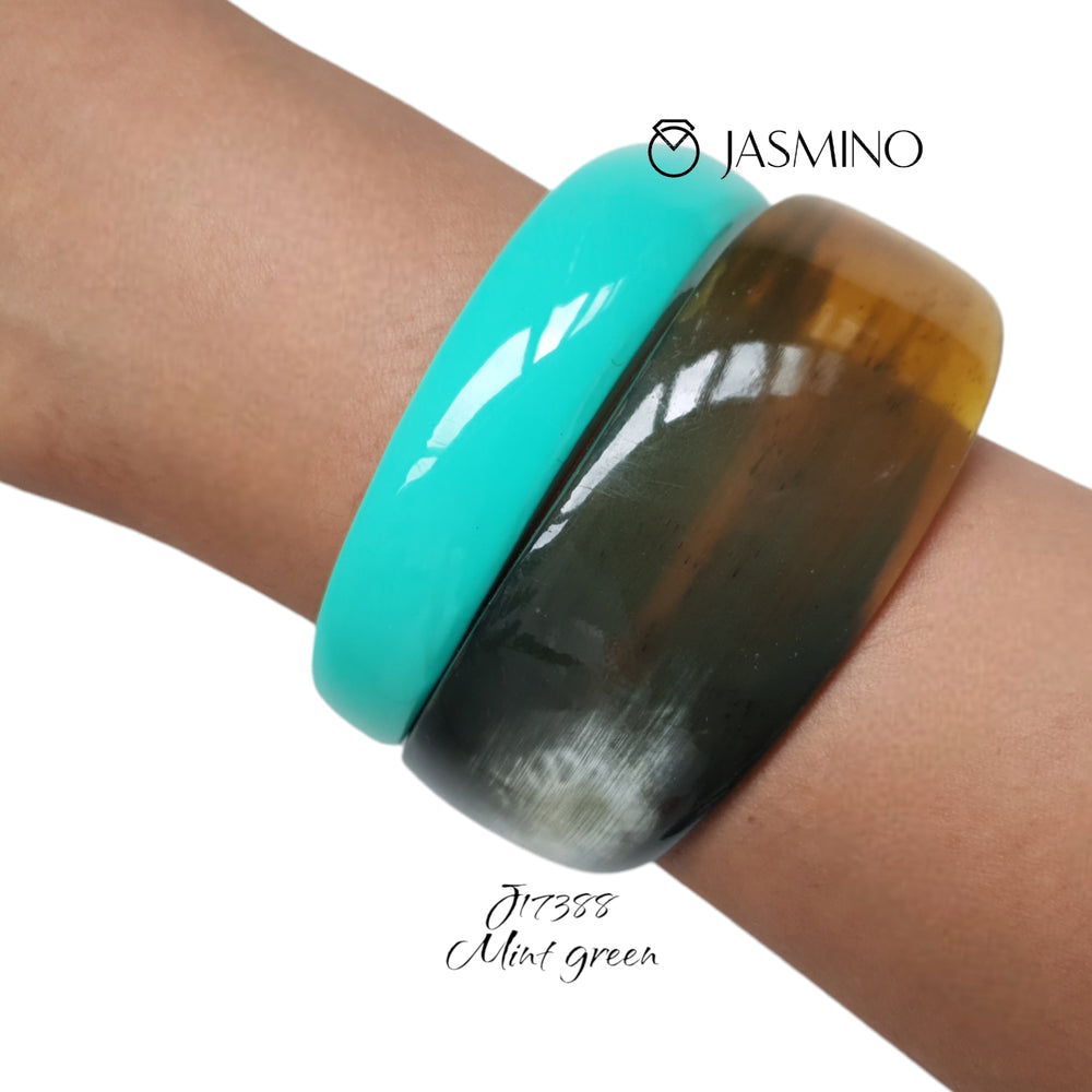 
                  
                    Natural Handmade Bracelet J17388, Made by Buffalo Horn and Lacquer
                  
                