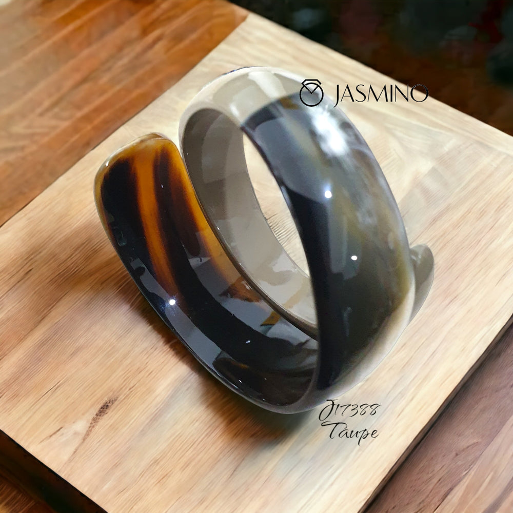 
                  
                    Natural Handmade Bracelet J17388, Made by Buffalo Horn and Lacquer
                  
                