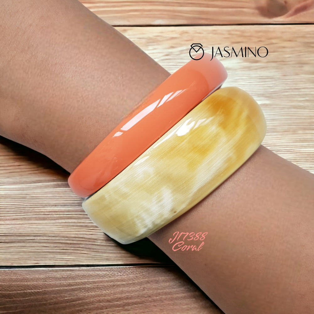 
                  
                    Natural Handmade Bracelet J17388, Made by Buffalo Horn and Lacquer
                  
                