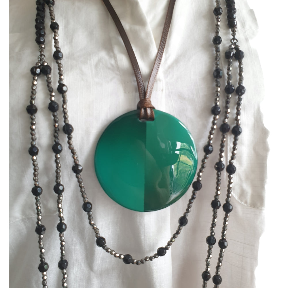 
                  
                    Handmade Circular Pendant J17528, Sources as Natural Buffalo Horn and Lacquer
                  
                