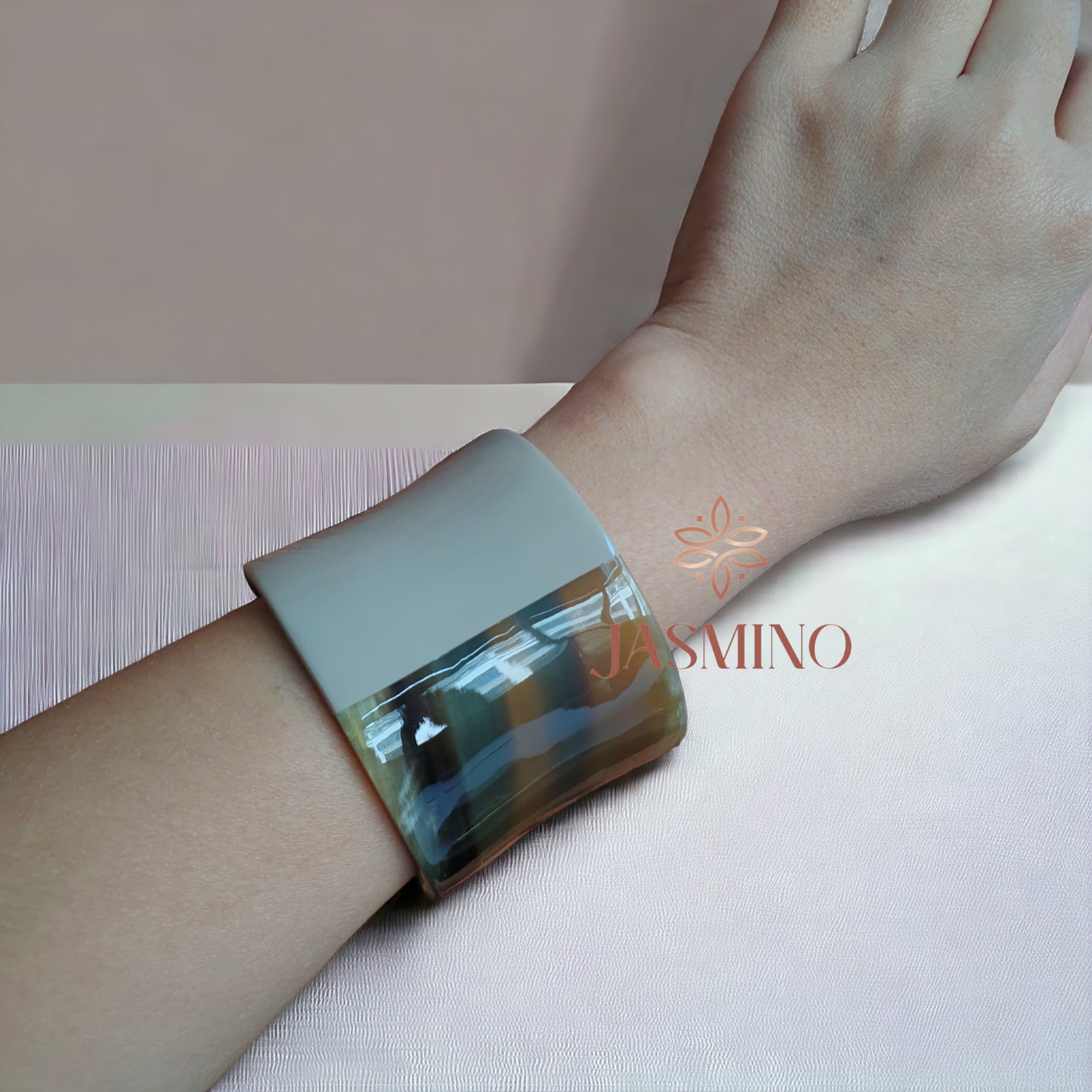 J17539halfgreybuffalohorncuff_