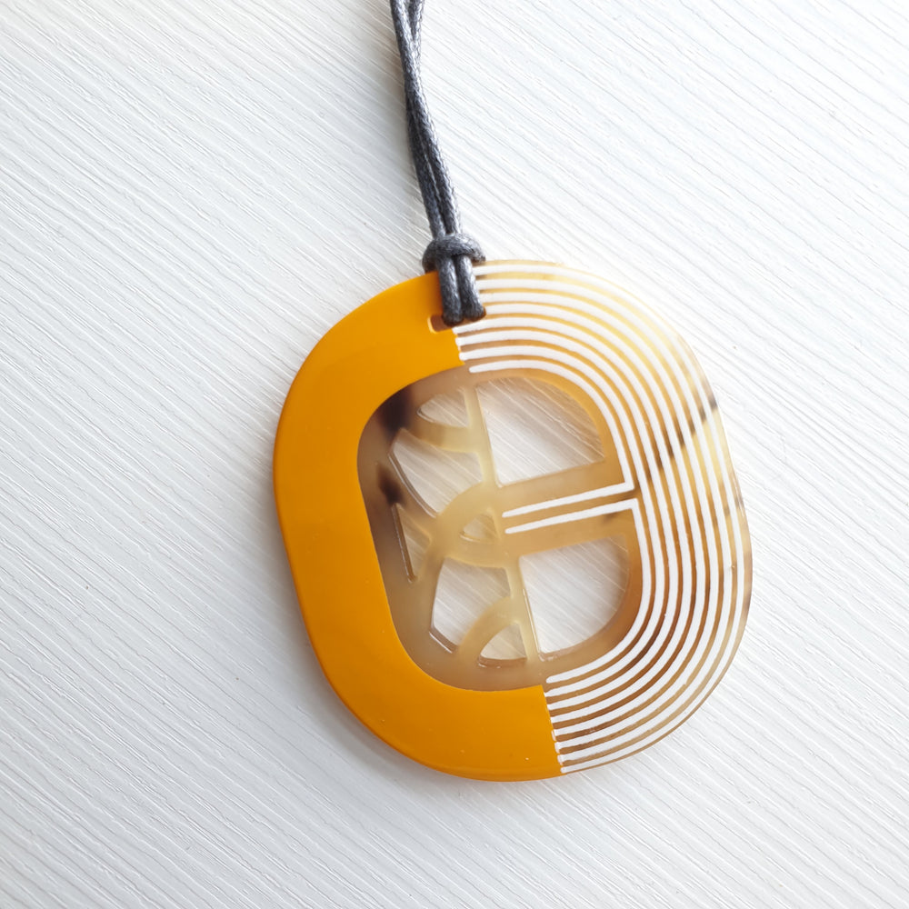 
                  
                    Trendy Handmade Pendant J17564, Sources as Natural Buffalo Horn and Lacquer
                  
                