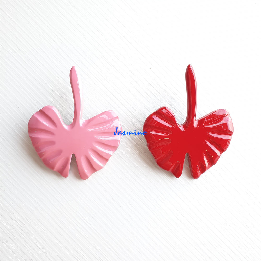 
                  
                    Two Jasmino unique handmade Vintage floral brooches feature red and rosy periwinkle in natural buffalo horn for women's gifts on Christmas
                  
                