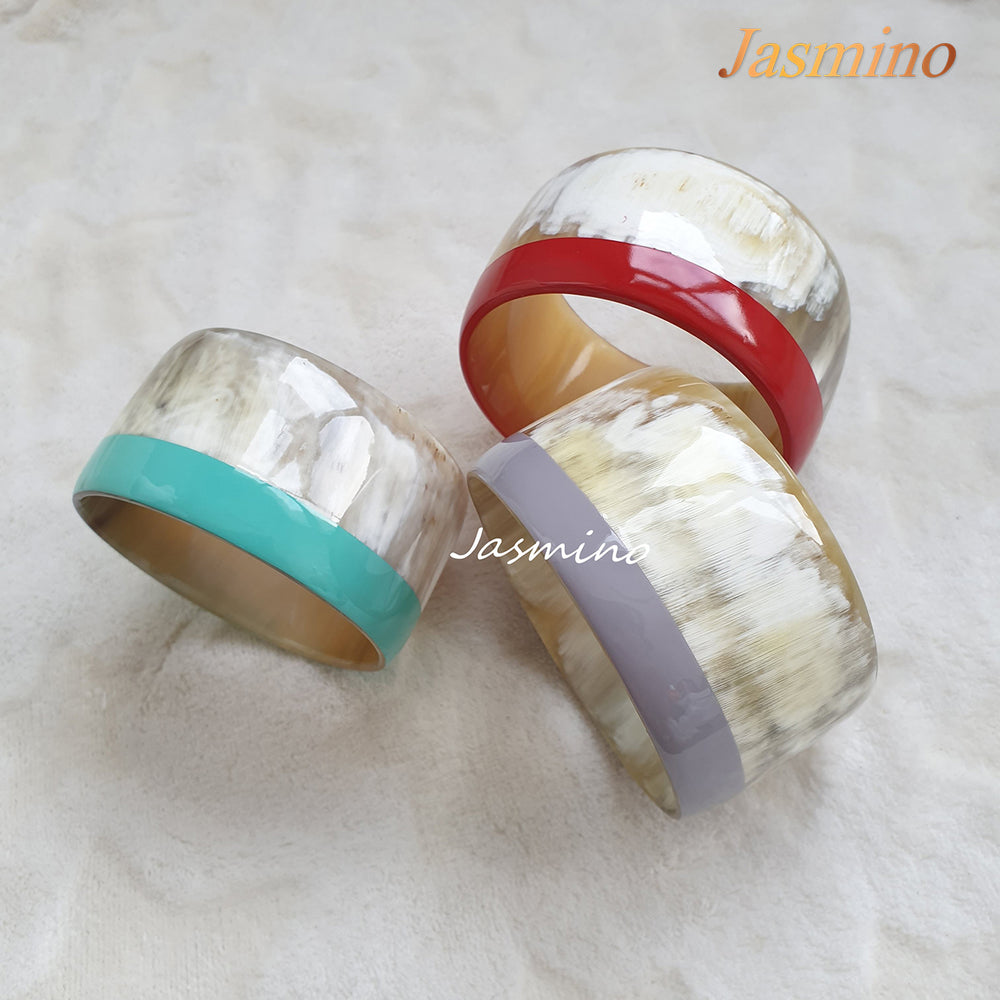 
                  
                    A set of unique handmade Vintage bangle bracelet in natural buffalo horn for women on Thanksgiving gifts
                  
                