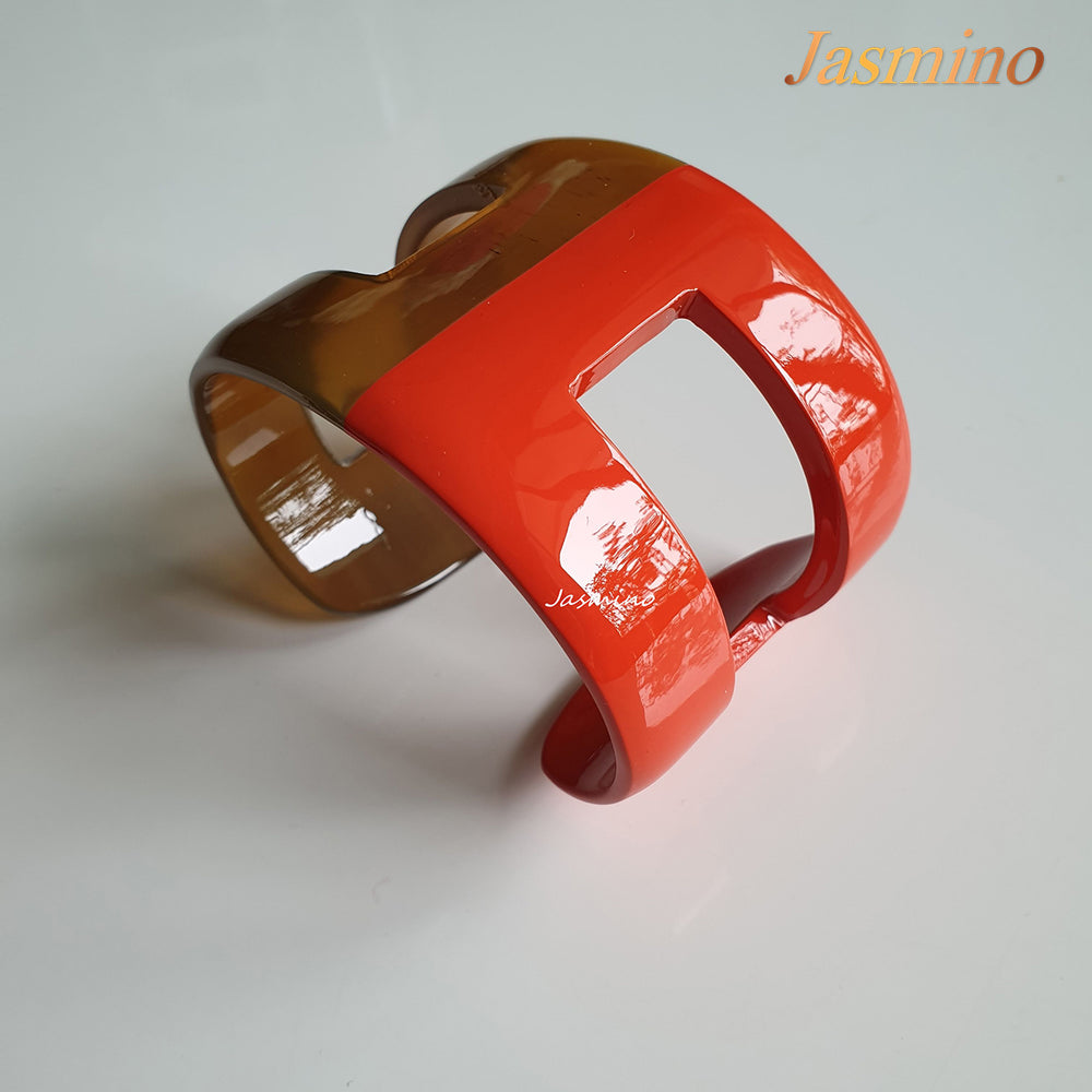 
                  
                    A cuff bracelet is designed with half natural buffalo horn and half orange peel lacquer for Thanksgiving and Christmas gifts
                  
                