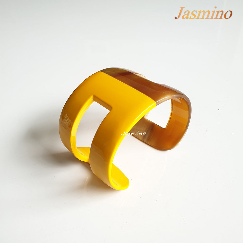 
                  
                    A cuff bracelet is designed with half natural buffalo horn and half yellow lacquer for Thanksgiving and Christmas gifts
                  
                