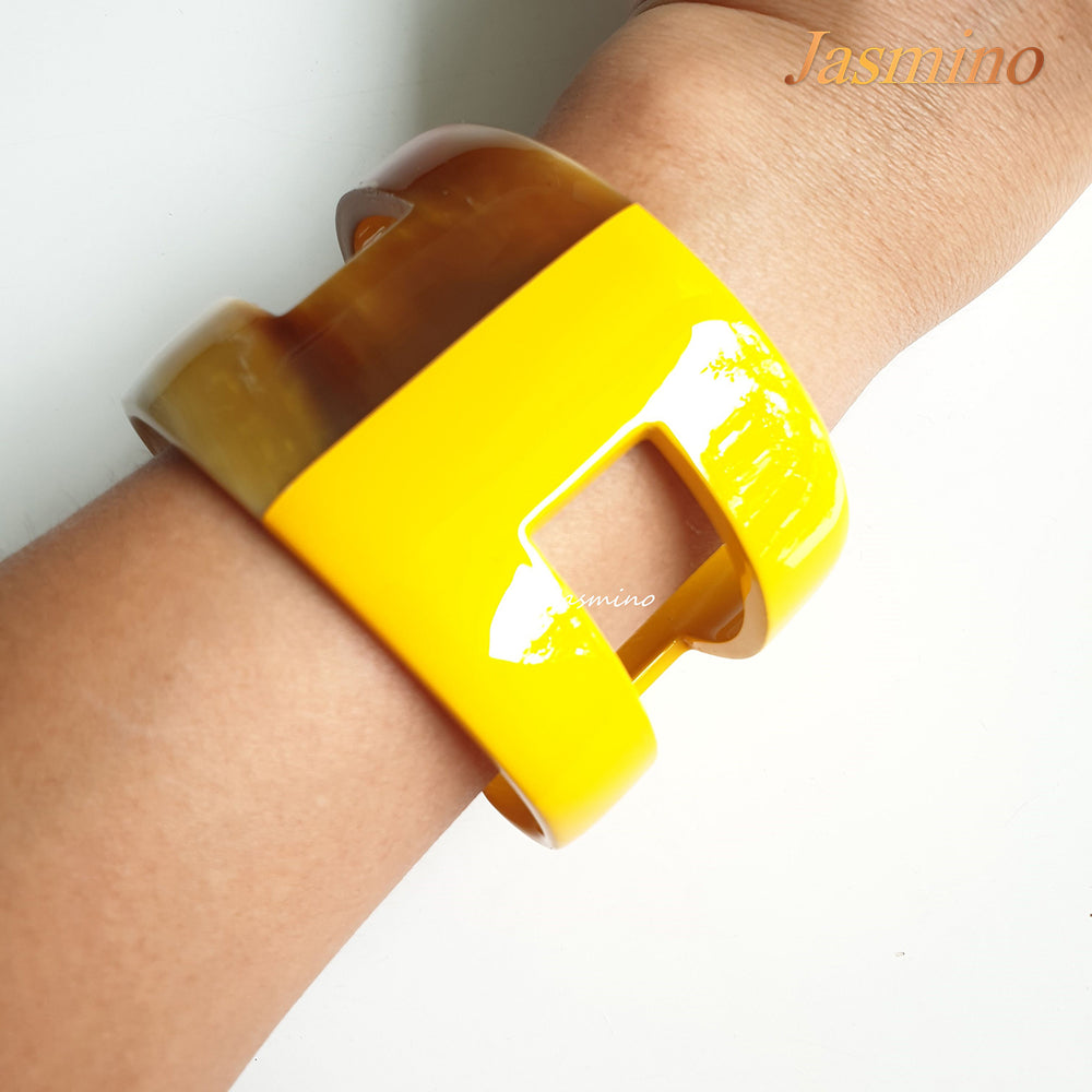 
                  
                    the bracelet is designed with half natural buffalo horn and half yellow lacquer in the natural light
                  
                