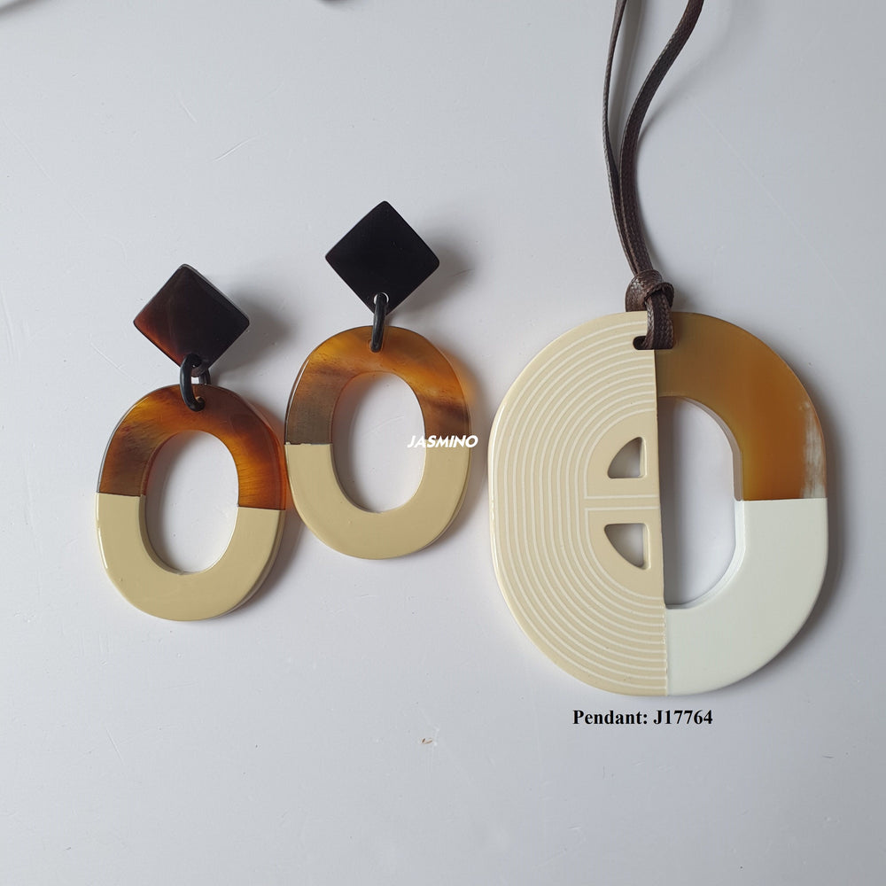 
                  
                    Natural buffalo horn handmade drop earrings and a necklace with white and brown color
                  
                