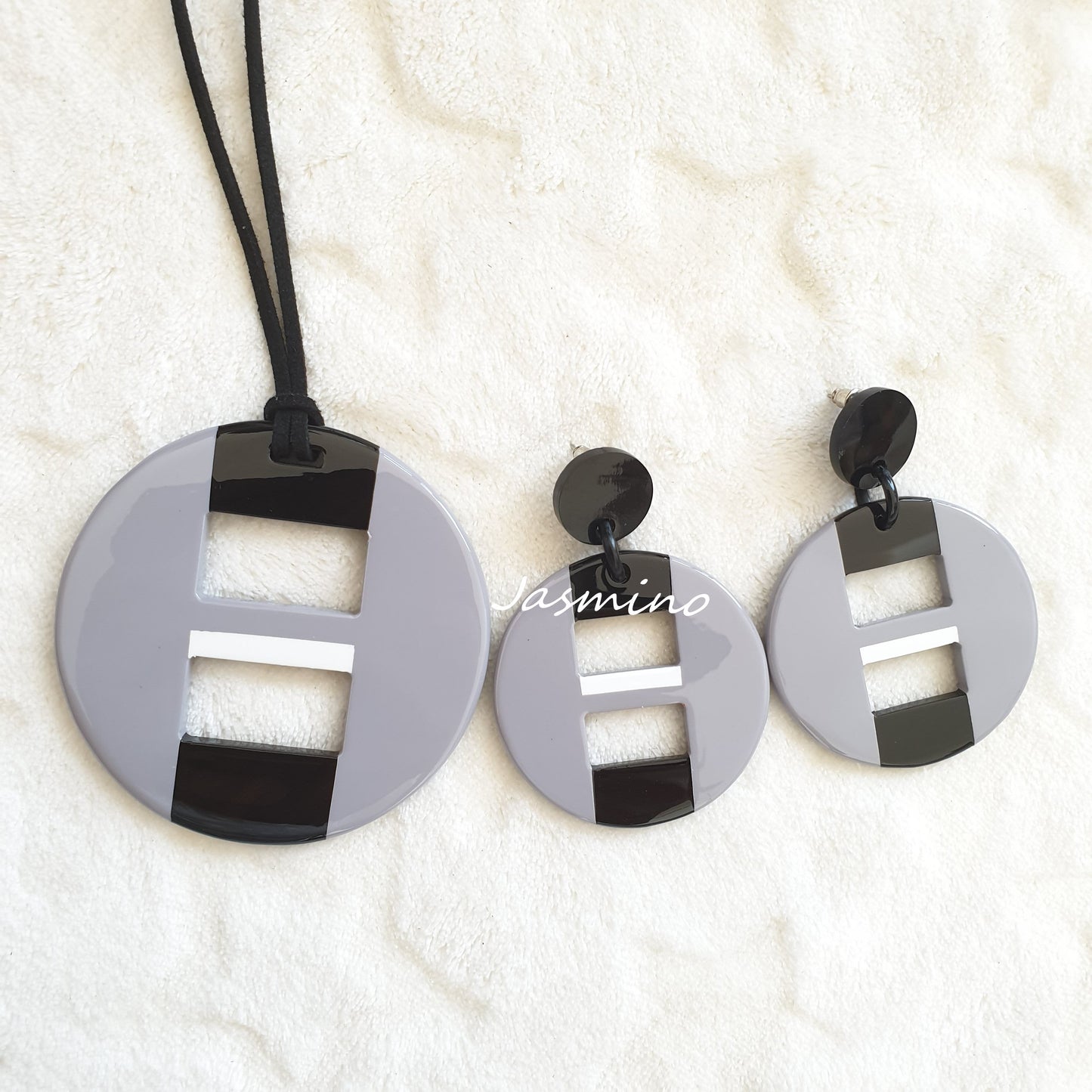 A set of round light purple lacquer pendant and earrings in natural buffalo horn for women