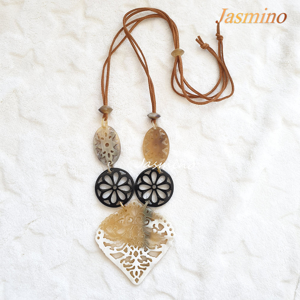 
                  
                    <img src="buffalo horn necklace.jpg" alt="natural horn necklace on the light backgrourd, unique gift for your friend">
                  
                