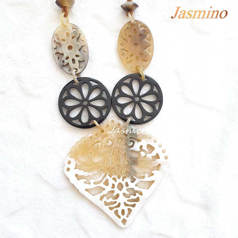 
                  
                    <img src="buffalo horn necklace.jpg" alt="natural horn necklace on the light backgrourd, unique gift for your friend">
                  
                