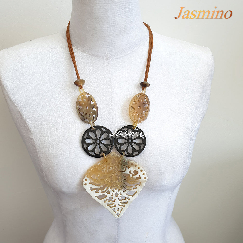 
                  
                    <img src="buffalo horn necklace.jpg" alt="natural horn necklace on the light backgrourd, unique gift for your friend">
                  
                