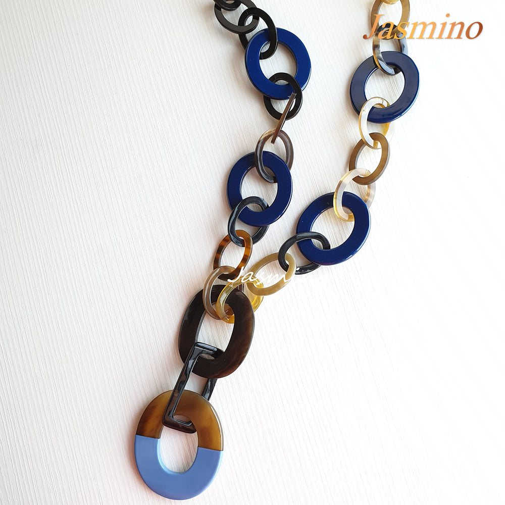 
                  
                    The necklace has a large piece with half natural horn and half demin lacquer on the bottom, unique gift for her
                  
                