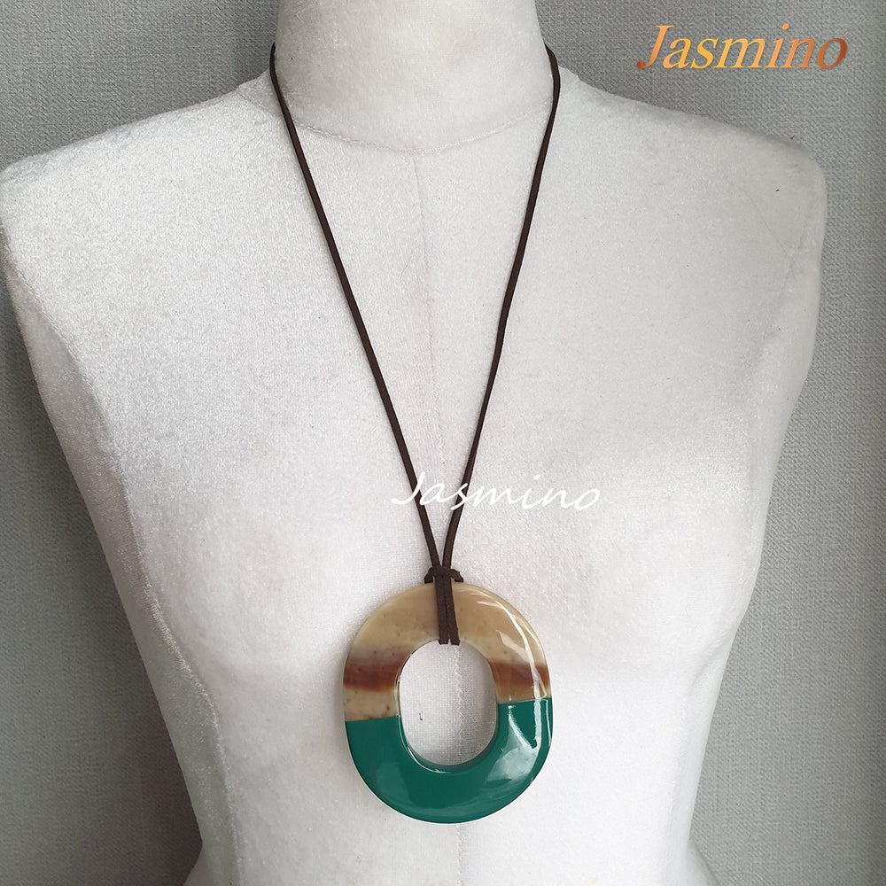 
                  
                    the pendant is designed with half natural horn and half pine green lacquer, unique Christmas gift for her
                  
                