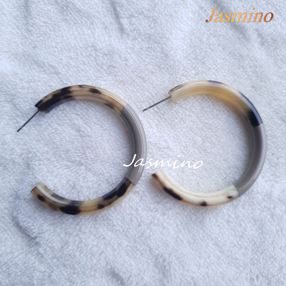 
                  
                    Minimalist C-shaped circle hoop earrings feature grey and amber color for girls on Thanksgiving and Christmas
                  
                
