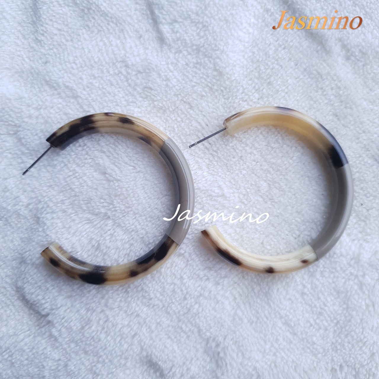 Minimalist C-shaped circle hoop earrings feature grey and amber color for girls on Thanksgiving and Christmas