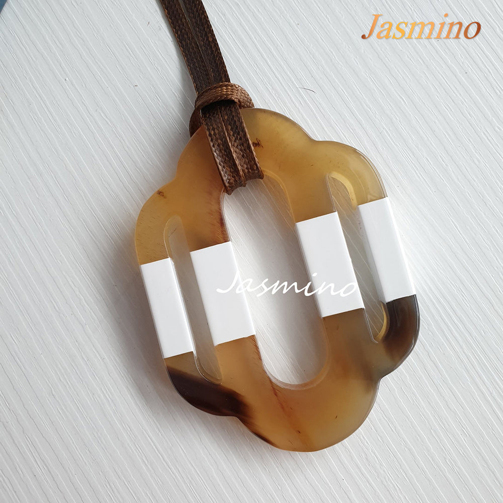 
                  
                    unique handmade Vintage features brown and white that is made of natural buffalo horn for Christmas gifts
                  
                