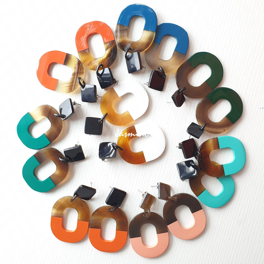 
                  
                    A set of 8 oval drop earrings with 7 colors to any event and for a meaningful gift in the natural light
                  
                