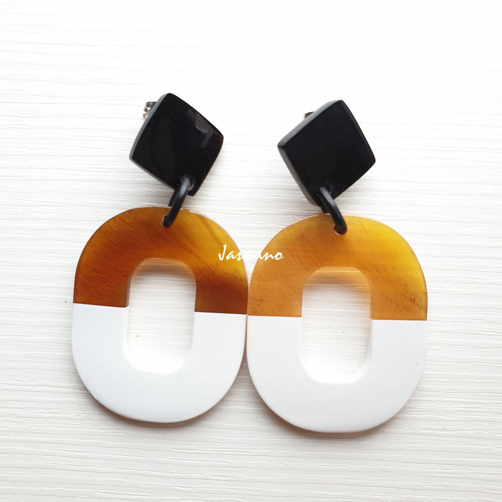 
                  
                    Oval drop earrings are designed by Minimalist style with amber and white color for unique gifts
                  
                