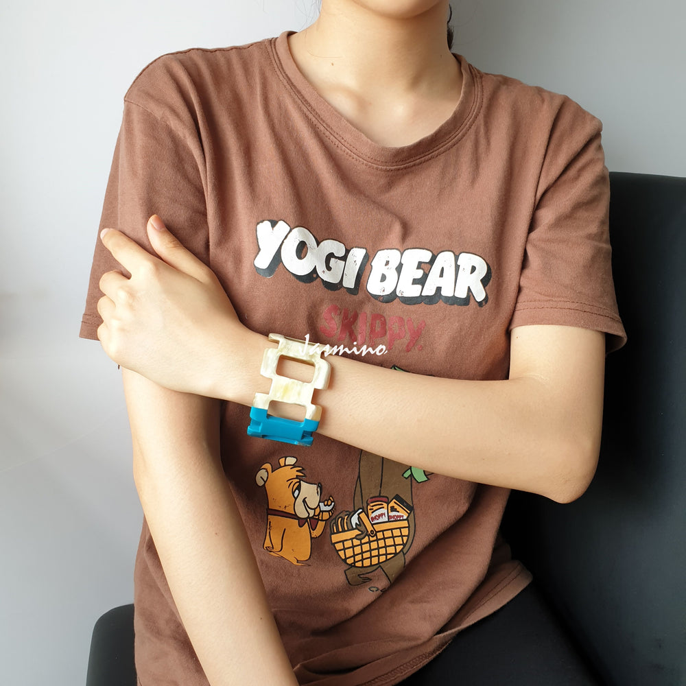 
                  
                    unique bracelet is designed with half natural buffalo horn and half sky blue lacquer, impressive gift for her
                  
                