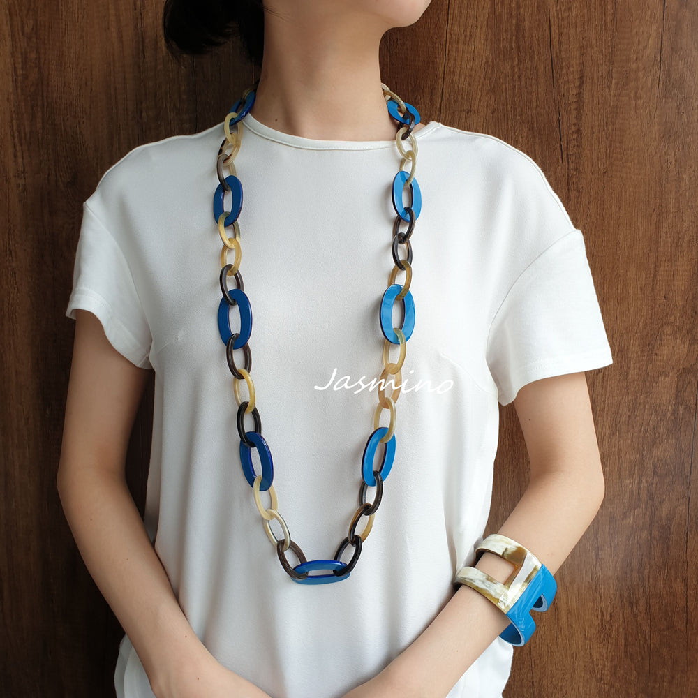 
                  
                    The necklace is designed with some large blue lacquer links in natural light, an impressive gift for her
                  
                