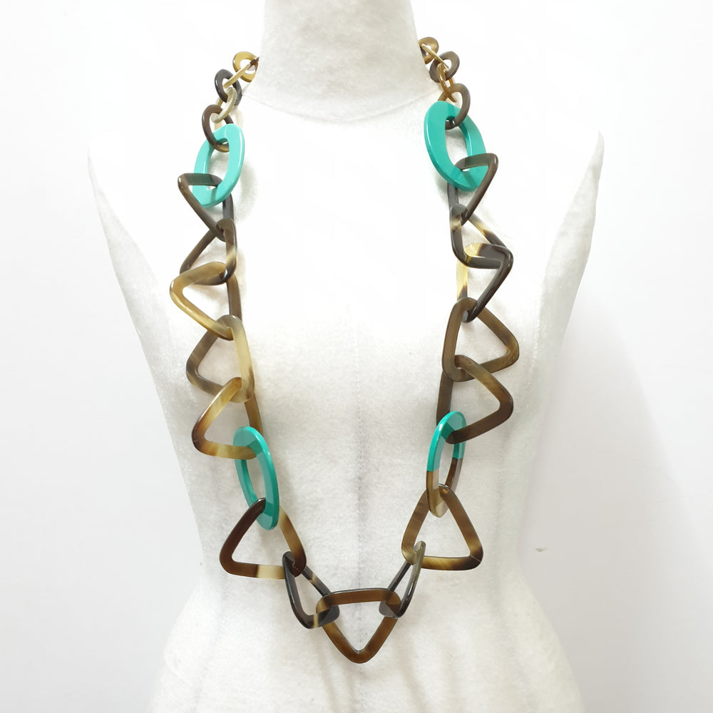 
                  
                    This necklace has several turquoise lacquered elliptical pieces on a light background, a unique gift for your friend
                  
                