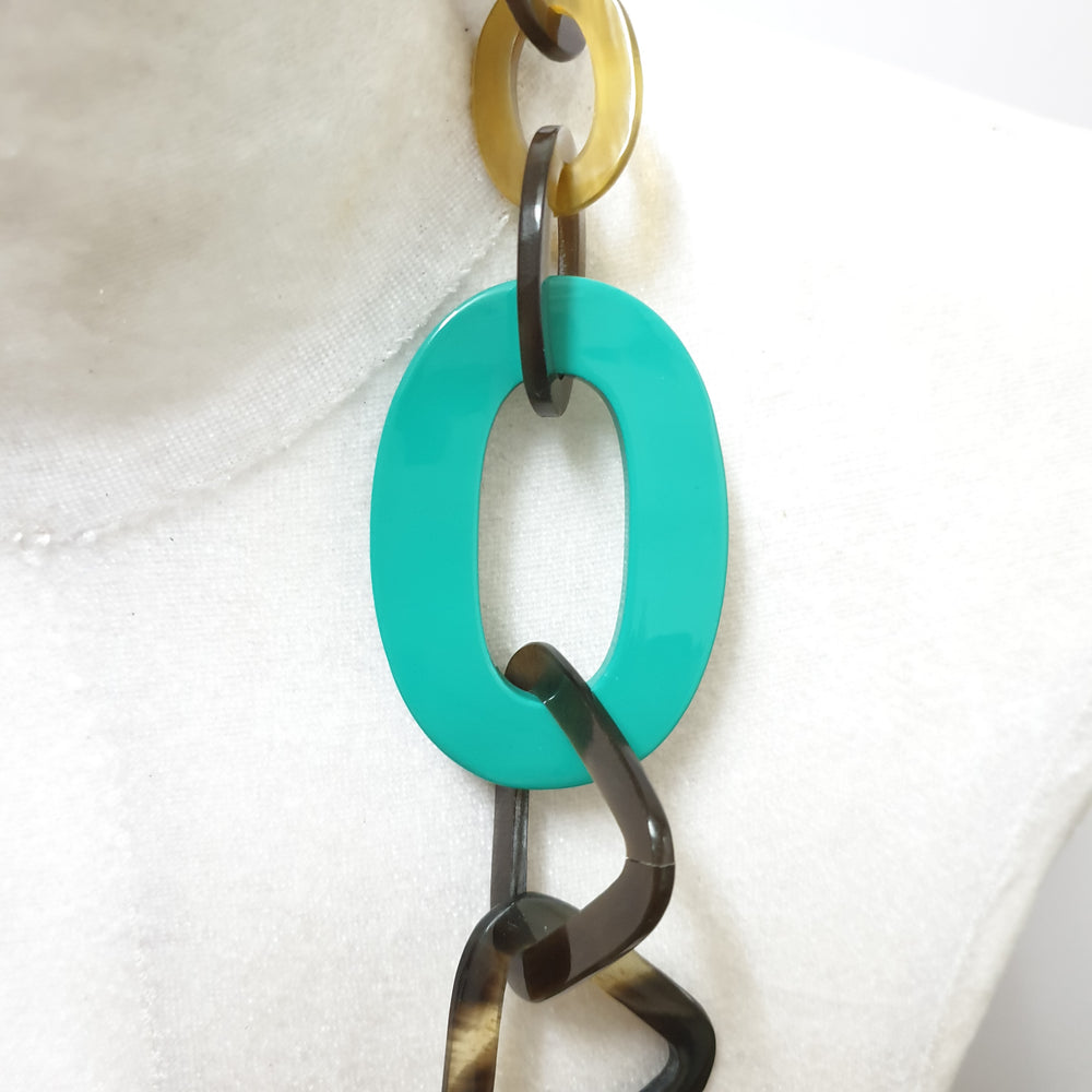 
                  
                    This necklace has several turquoise lacquered elliptical pieces on a light background, a unique gift for your friend
                  
                