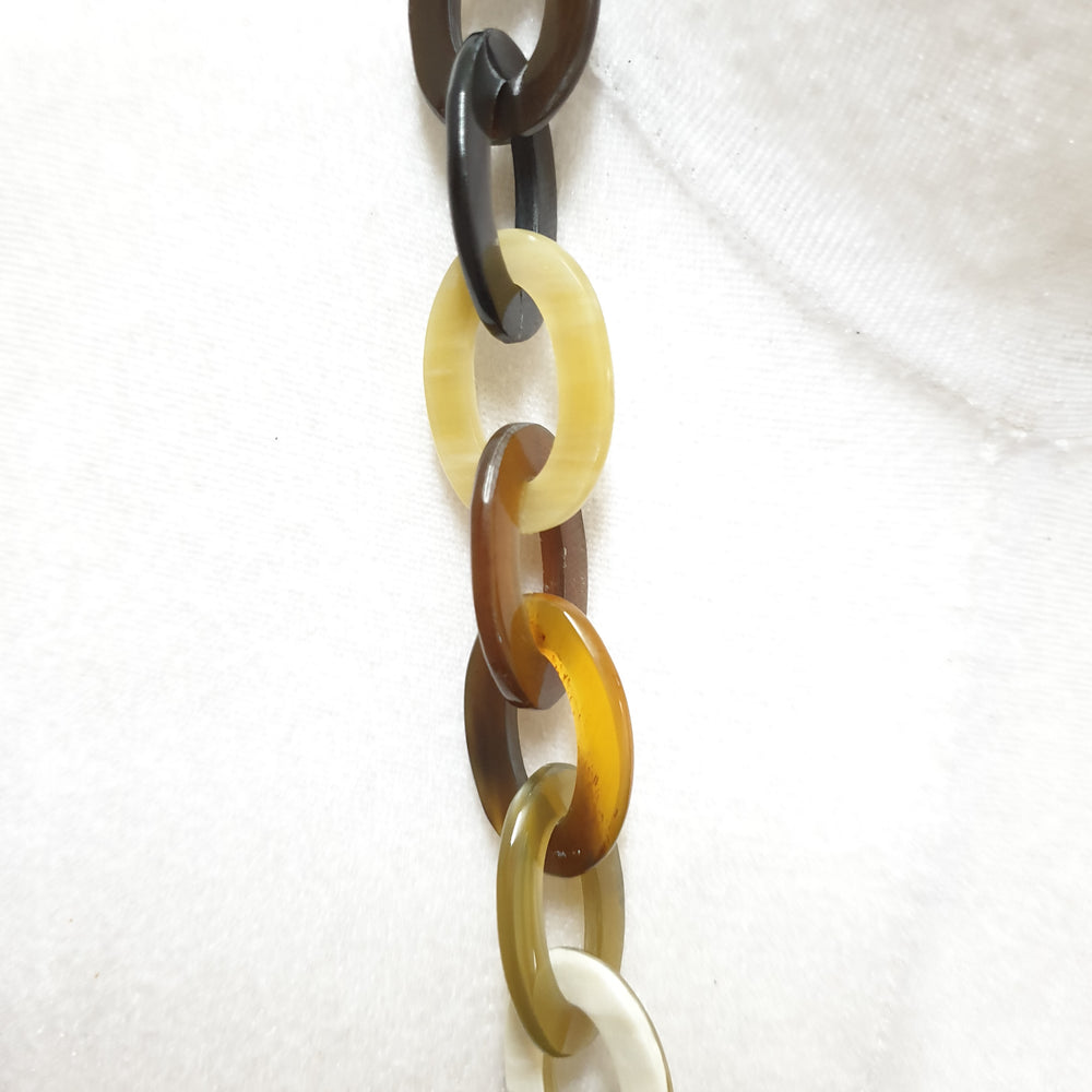 
                  
                    This necklace has several turquoise lacquered elliptical pieces on a light background, a unique gift for your friend
                  
                
