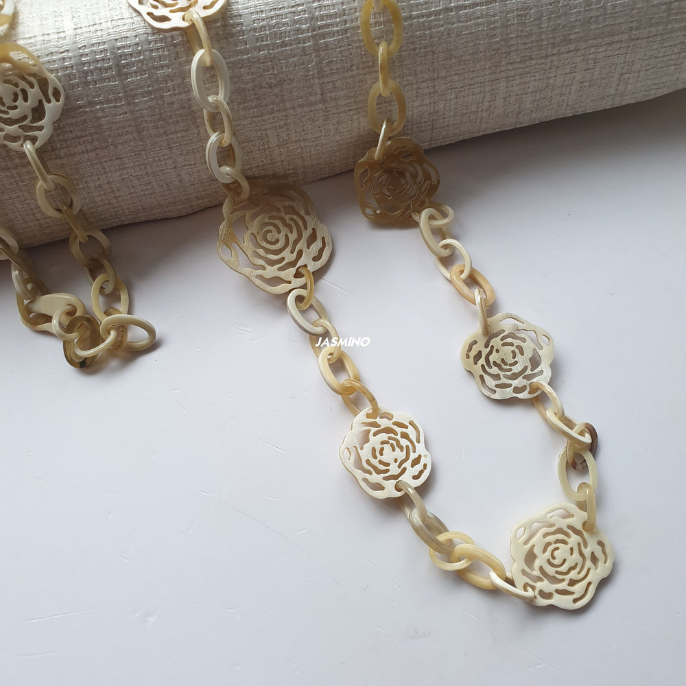
                  
                    Minimalist floral chain link necklace and earrings for Spring 2023
                  
                