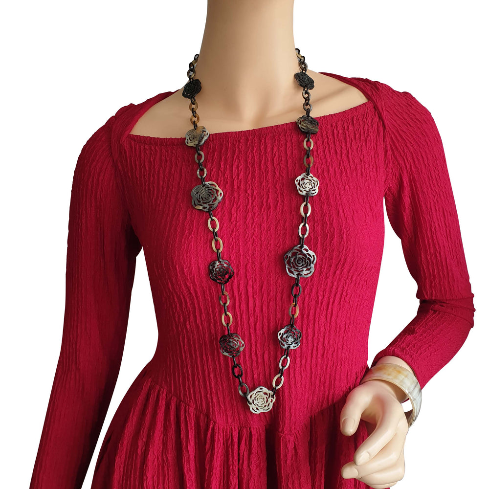 Rose shaped necklace and drop earrings in natural buffalo horn for Spring 2023