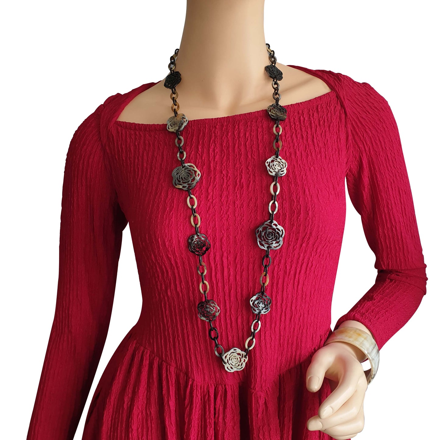 Rose shaped necklace and drop earrings in natural buffalo horn for Spring 2023