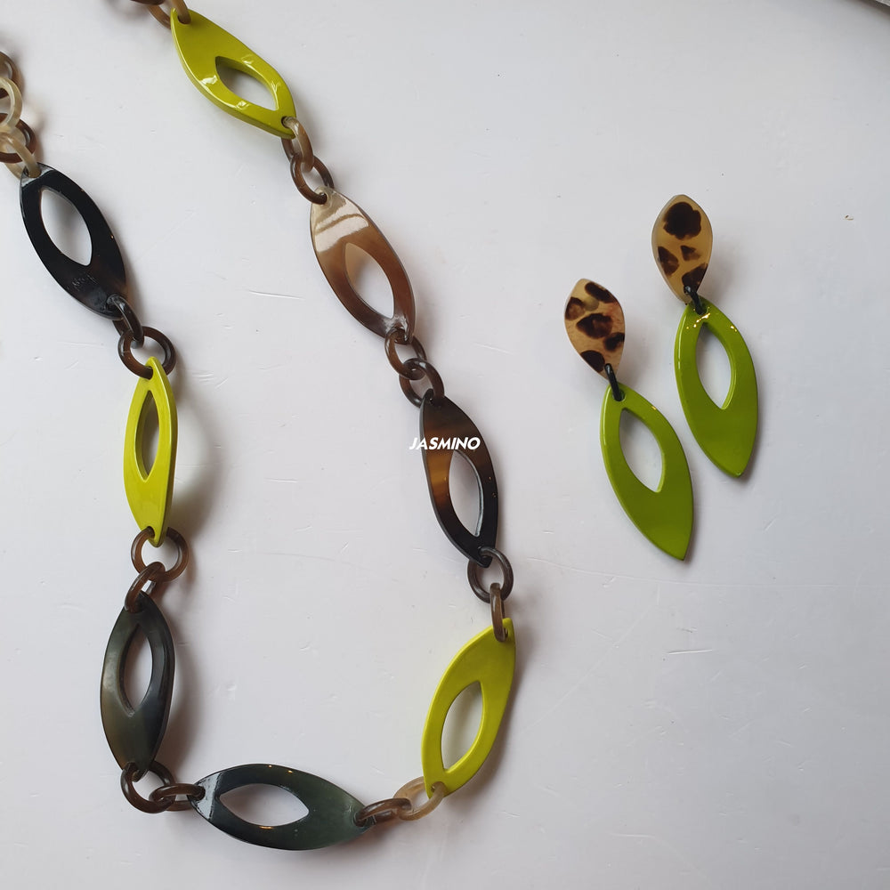 
                  
                    cadet blue oval chain link necklace in natural buffalo horn for Spring 2023
                  
                