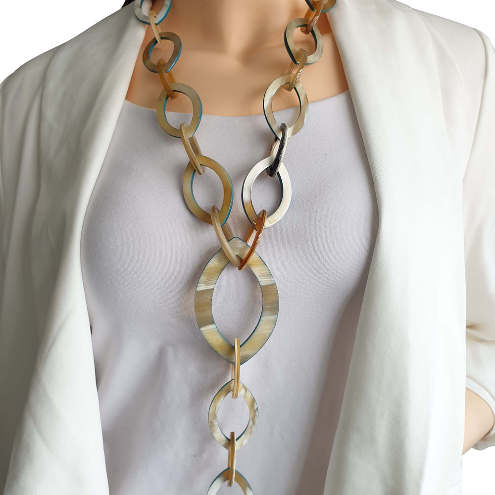 
                  
                    Minimalist large chain link necklace oval in natural buffalo horn
                  
                