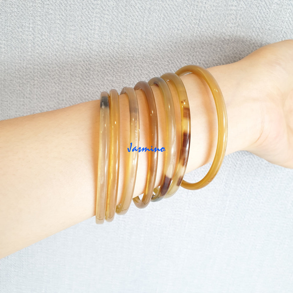 
                  
                    A set of Jasmino unique handmade Minimalist Vintage thin bangle bracelets feature brown in natural buffalo horn for women
                  
                