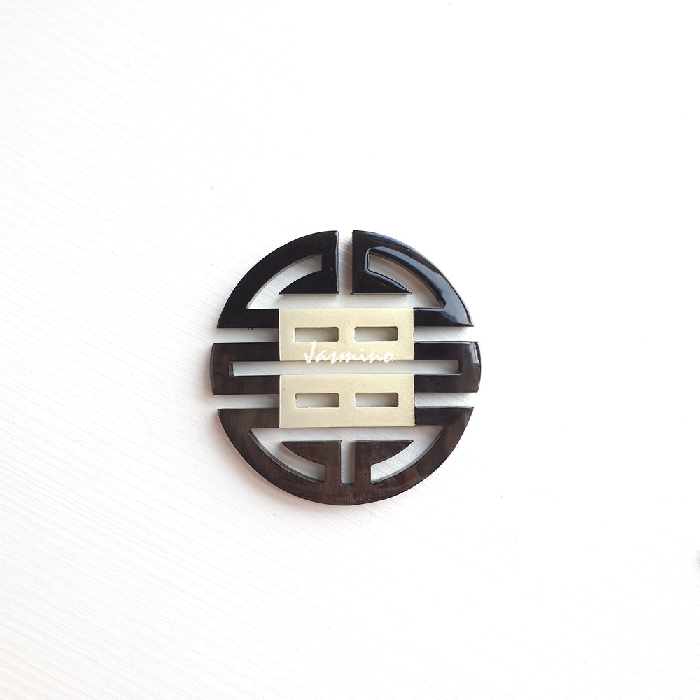 
                  
                    round horn pendant is lacquered in white square in the middle, impressive gift for her
                  
                