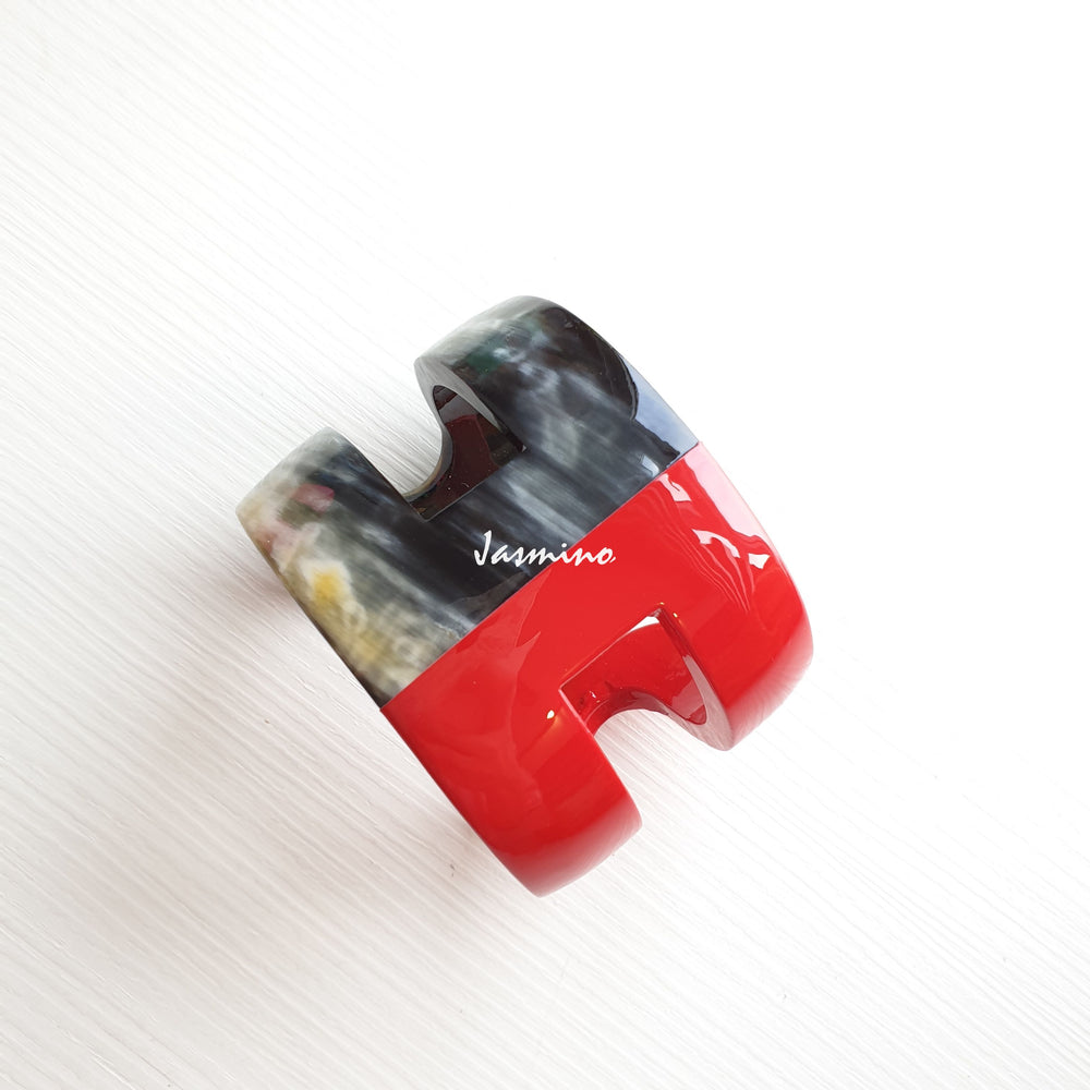 
                  
                    A cuff bracelet is designed by a chilli red and brown color and made by natural buffalo horn for Christmas day
                  
                