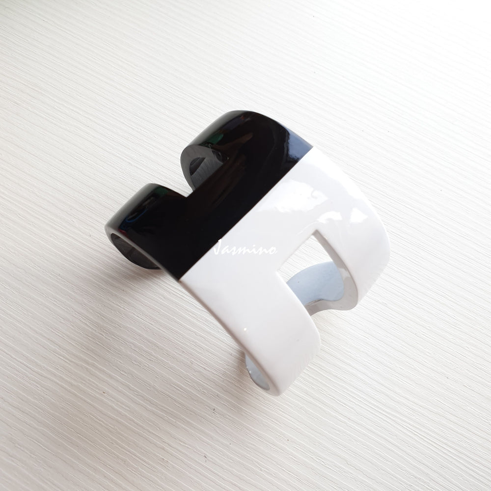 
                  
                    A cuff bracelet is designed with half natural buffalo horn and half brilliant white lacquer in natural light
                  
                