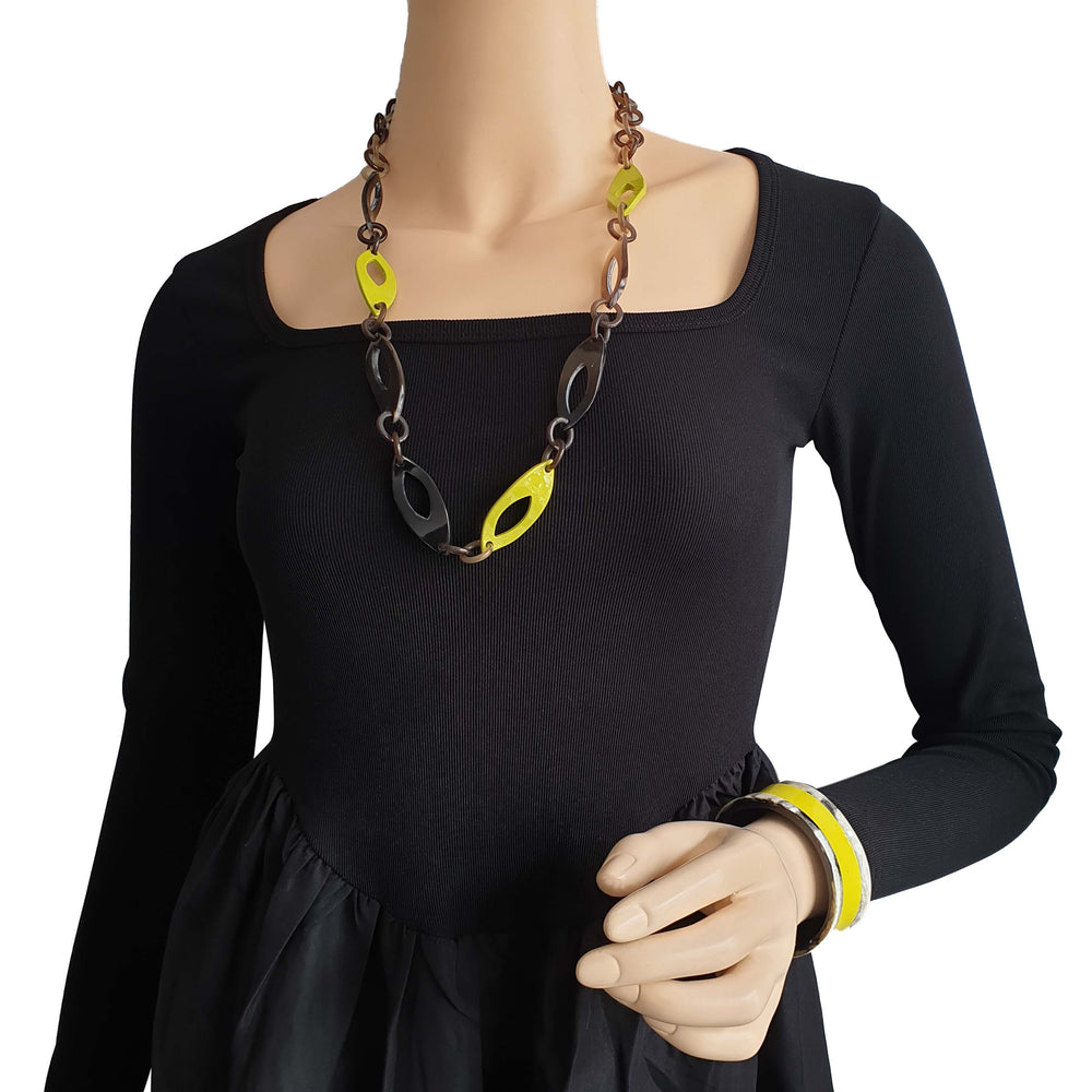 
                  
                    Minimalist yellow cuff bracelet in natural buffalo horn
                  
                