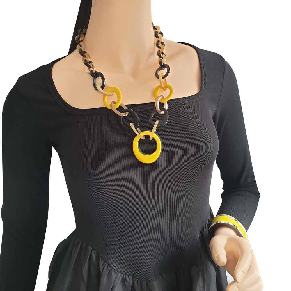 
                  
                    Minimalist yellow cuff bracelet in natural buffalo horn
                  
                