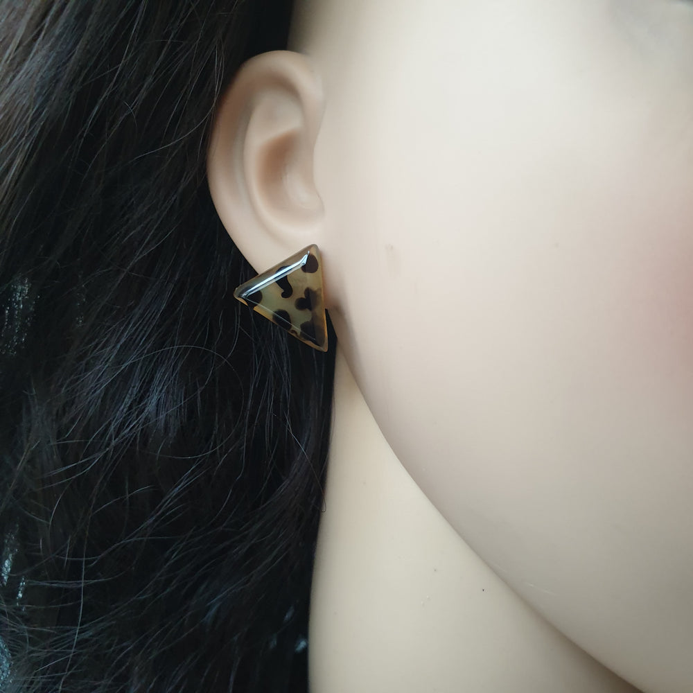 
                  
                    Trendy spotted leopard triangle stud earrings for women jewelry in natural buffalo horn for women's gifts
                  
                