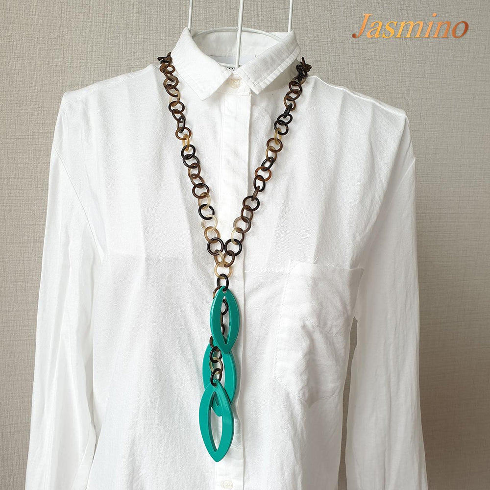 
                  
                    The highlight of this necklace is three large leaf-shaped horns painted rose quartz, an impressive gift for your friend
                  
                