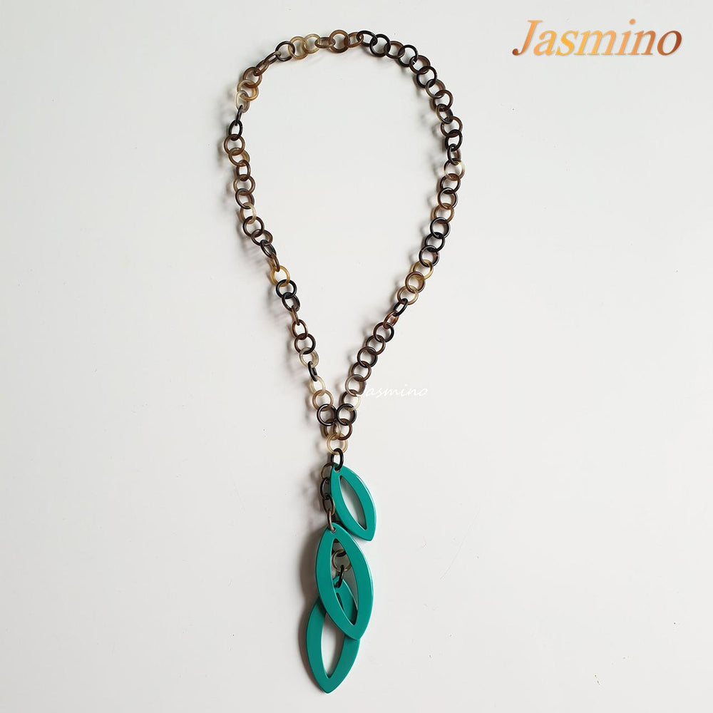 
                  
                    The highlight of this necklace is three large leaf-shaped horns painted rose quartz, an impressive gift for your friend
                  
                